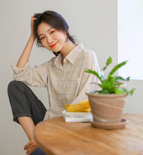 韓國淡色格紋單口袋弧襬襯衫