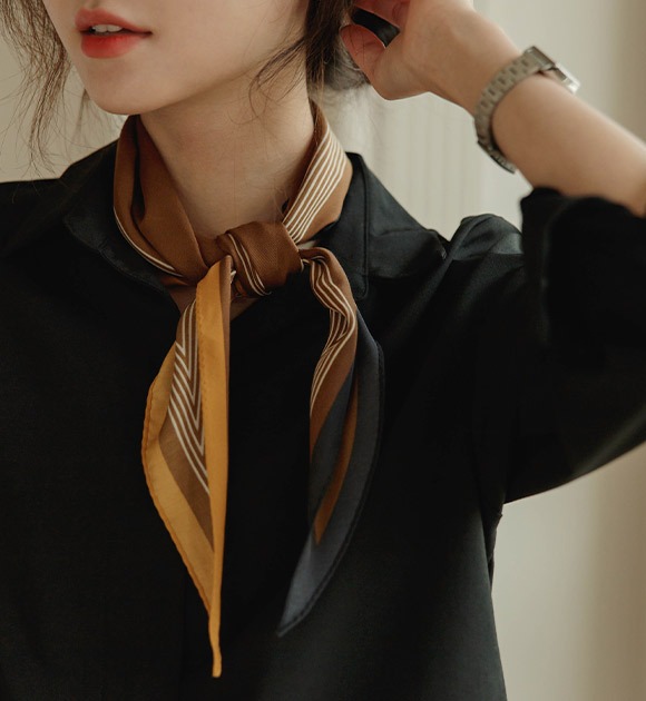韓國配色線條印花長菱形領巾