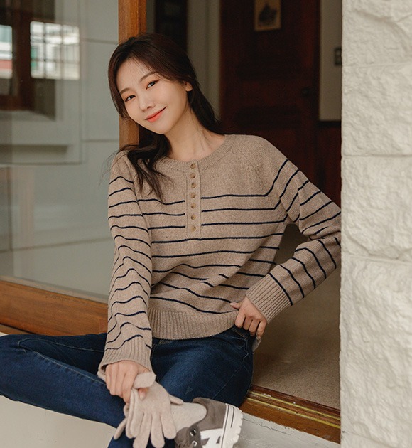 韓國[只在這裡]羊毛混紡半排釦條紋針織衫