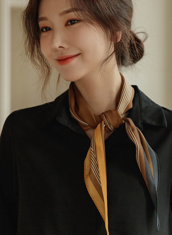 韓國配色線條印花長菱形領巾